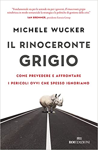 book cover "Il Rinoceronte Grigio" by Michele Wucker with a photo of a rhino standing on the median of a road facing the viewer